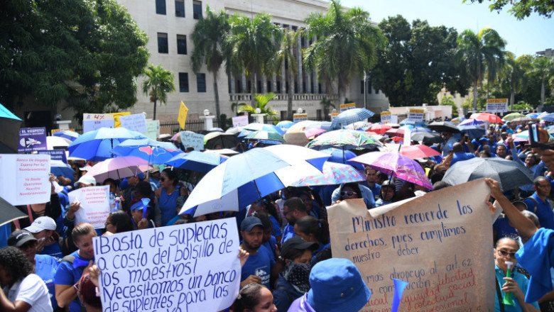Cientos de profesores de todo el país reclaman en Santo Domingo mejoras y aumento salarial