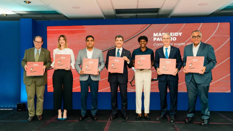 Desde la izquierda: Felipe Vicini, María Elena Moré, Kelvin Cruz, Christopher Paniagua, Marileidy Paulino, René Grullón Finet y Luis Mejía Oviedo.